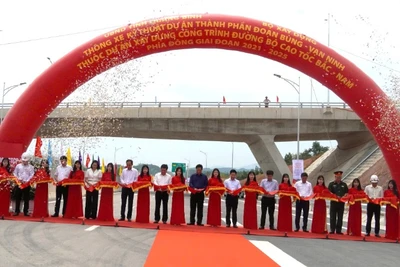 Các đại biểu cắt băng thông xe kỹ thuật dự án thành phần cao tốc bắc-nam phía đông đoạn Bùng-Vạn Ninh, tỉnh Quảng Bình.