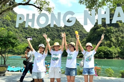 Khách du lịch tham quan động Phong Nha.