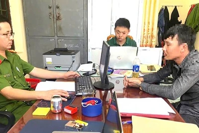 Công an tỉnh Quảng Bình xử phạt Trần Thanh L. (áo đen dài tay bên phải) số tiền 7,5 triệu đồng về hành vi đăng tin sai sự thật trên mạng xã hội. (Ảnh: Công an Quảng Bình)