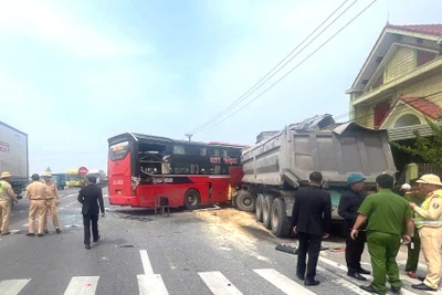 Lực lượng của Công an tỉnh Quảng Bình đến hiện trường xử lý vụ tai nạn liên hoàn đầu giờ chiều nay.