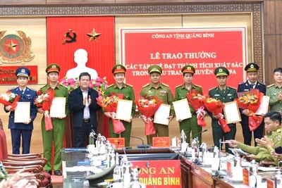 Chủ tịch Ủy ban nhân dân tỉnh và Giám đốc Công an Quảng Bình trao thưởng các tập thể có thành tích xuất sắc trong thực hiện chuyên án. (Ảnh: công an Quảng Bình)