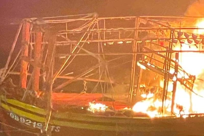 Tàu cá của ngư dân Quảng Bình bị cháy trên biển, 7 ngư dân được cứu an toàn. (Ảnh: CTV)