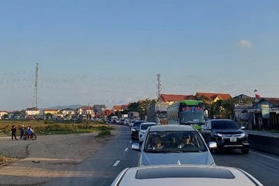 Ô-tô các loại bị ùn tắc khi qua cầu Gianh, tỉnh Quảng Bình.