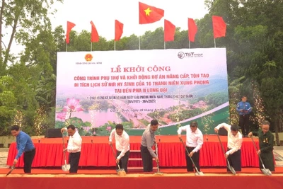Lãnh đạo tỉnh Quảng Bình và các đại biểu thực hiện nghi thức khởi công dự án.