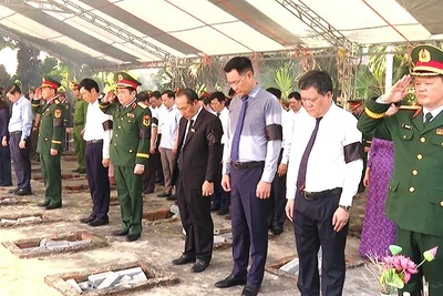 Các đại biểu dự lễ truy điệu và an táng hài cốt liệt sĩ. (Ảnh: LA)