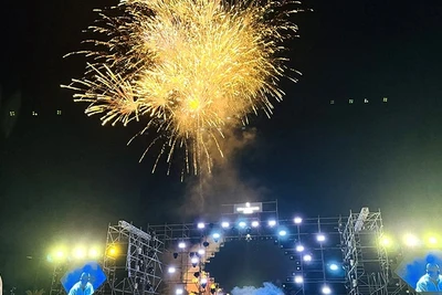 Bắn pháo hoa tầm thấp trong Tuần du lịch Quảng Bình năm 2024 tại Bảo Ninh, thành phố Đồng Hới. (Ảnh: DH)