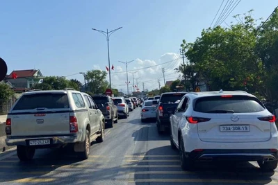 Quốc lộ 1 đoạn phía bắc cầu Gianh thuộc thị xã Ba Đồn, tỉnh Quảng Bình chiều nay các xe ô-tô phải nhích từng mét một trên làn đường từ bắc vào nam.