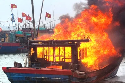 Tàu cá ngư dân thành phố Đồng Hới bất ngờ bị cháy khi đang neo đậu trên sông Nhật Lệ trưa nay.