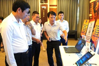 Các đại biểu nghe giới thiệu các ứng dụng, phần mềm mới trong quảng bá du lịch.