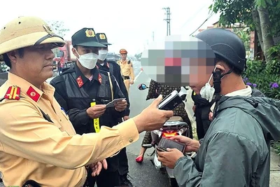 Cảnh sát giao thông, Công an Quảng Bình kiểm tra nồng độ cồn đối với người điều khiển xe máy.