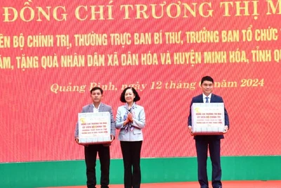 Đồng chí Trương Thị Mai tặng quà cho huyện Minh Hóa và xã Dân Hóa.