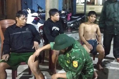 Các ngư dân trên tàu cá Quảng Ngãi bị chìm được cứu hộ vào bờ an toàn.