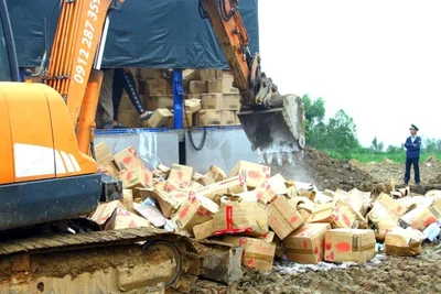Cục Quản lý thị trường Quảng Bình phối hợp các đơn vị tiêu hủy hàng hóa nhập lậu, không rõ nguồn gốc.