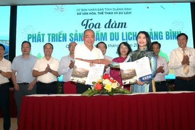 Ký kết hợp tác, liên kết phát triển sản phẩm du lịch giữa Câu lạc bộ lữ hành UNESCO Hà Nội với Trung tâm xúc tiến du lịch Quảng Bình.