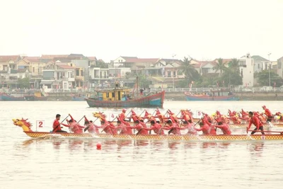 Các đội đua bắt đầu xuất phát trên sông Nhật Lệ đoạn trước tượng đài Mẹ Suốt.