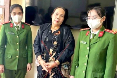 Công an thành phố Đồng Hới thực hiện lệnh bắt tạm giam bà Nguyễn Thu Hằng. (Ảnh: Công an cung cấp)