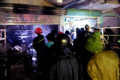 Lực lượng chữa cháy của Công an Quảng Bình nỗ lực dập lửa tại chợ Ba Đồn.