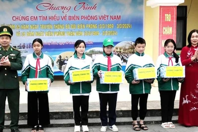 Đại diện Bộ Chỉ huy Bộ đội Biên phòng Quảng Bình trao quà học sinh có thành tích cao trong học tập ở thành phố Đồng Hới.