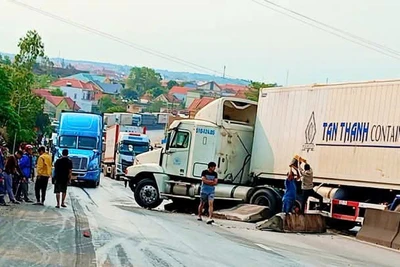 Xe container đâm vào giải phân cách giữa đường gây ách tắc giao thông trên Quốc lộ 1 đoạn qua huyện Bố Trạch, tỉnh Quảng Bình