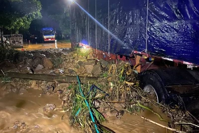 Quốc lộ 12A đoạn Km121+800 bị sạt lở gây ách tắc giao thông trong đêm 25/9.