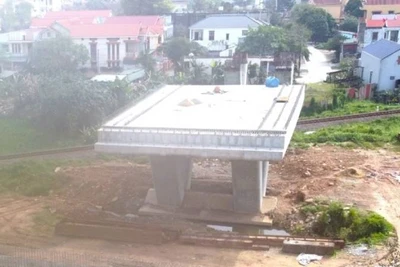 Cầu vượt đường sắt ở trung tâm thành phố Đồng Hới bị chậm tiến độ do vướng mặt bằng. (Ảnh minh họa)