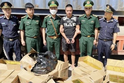 Lực lượng chức năng bắt giữ Phạm Văn Tiến cùng tang vật,