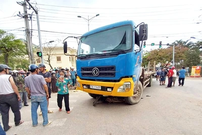 Hiện trường vụ tai nạn trưa nay tại thị trấn Quy Đạt, tỉnh Quảng Bình. (Ảnh: XP)