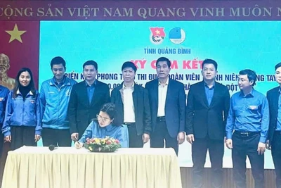 Ký cam kết thực hiện phong trào thi đua “Đoàn viên, thanh niên tỉnh Quảng Bình đóng góp 20 nghìn ngày công xóa nhà tạm, nhà dột nát”.