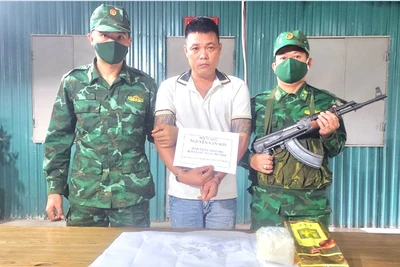 Bộ đội Biên phòng Quảng Bình bắt đối tượng lái xe vận chuyển 1kg ma túy qua biên giới (Ảnh: CT)