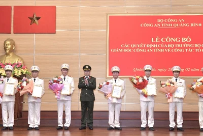 Đại tá Nguyễn Thanh Liêm, Giám đốc Công an tỉnh Quảng Bình trao quyết định điều động cho các cán bộ lãnh đạo Công an cấp huyện. 