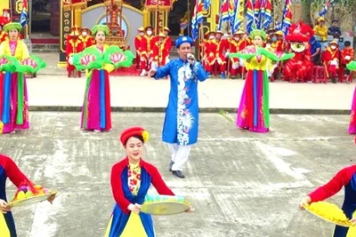 Nghệ nhân Ưu tú Lê Thành Lộc (áo xanh), người gìn giữ và trao truyền các làn điệu hát ru ở Cảnh Dương biểu diễn trong một lễ hội ở làng biển này.