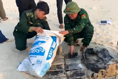 Bộ đội Biên phòng Quảng Bình thu gom ma túy trôi dạt trên bãi biển xã Ngư Thủy Bắc, huyện Lệ Thủy.