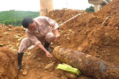 Quả bom lớn được phát hiện trong khi xây dựng mố cầu bản Chuôn ở tỉnh Quảng Bình.