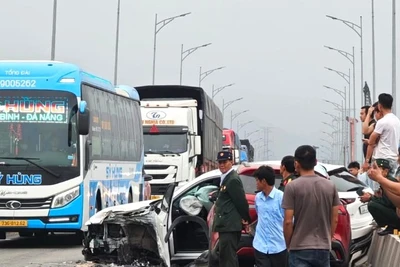 Vụ tai nạn giữa cầu Gianh làm tắc Quốc lộ 1A qua Quảng Bình chiều nay. (Ảnh: CTV)