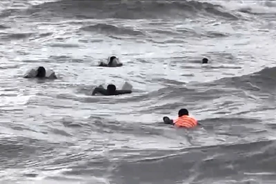 Tàu cá bị chìm, các ngư dân trên tàu cá Nam Định bám vào mũi tàu và bơi trên biển chờ ứng cứu.