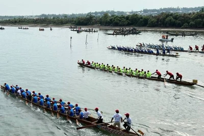 Các thuyền bơi nam bắt đầu xuất phát.