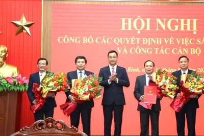 Bí thư Tỉnh ủy Quảng Bình Lê Ngọc Quang trao quyết định và tặng hoa cho Bí thư và các phó Bí thư Đảng ủy các cơ quan Đảng tỉnh 