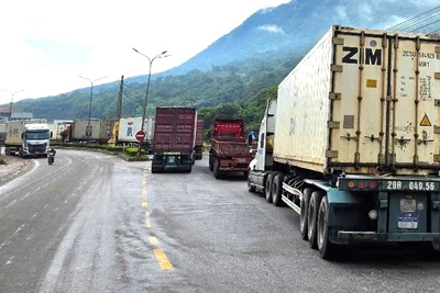 Các phương tiện di chuyển trên đoạn đường qua cửa khẩu quốc tế Cha Lo khá chậm.