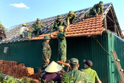 Cán bộ, chiến sĩ Đồn Biên phòng Cà Xèng nhận làm trực tiếp 6 ngôi nhà cho bà con, trong đó đã xong 2 nhà, số còn lại phấn đấu hoàn thành trước ngày 30/6.