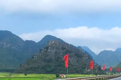 Thị trấn Phong Nha có nhiều núi đá vôi dưới tác động của các đợt mưa, lũ và thay đổi về nhiệt độ, thời tiết xuất hiện 1 vị trí rạn nứt lớn có nguy cơ cao bị sạt lở. 