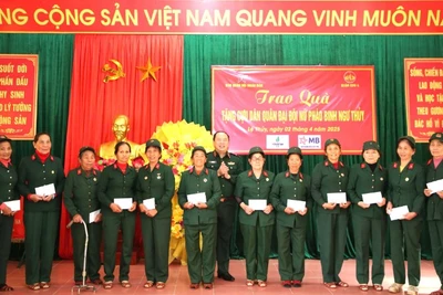 Thiếu tướng Đoàn Xuân Bộ, Tổng biên tập Báo Quân đội nhân dân trao quà các nữ dân quân pháo binh Ngư Thủy
