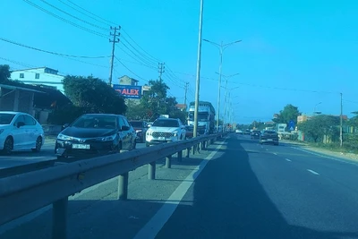 Quốc lộ 1 đoạn qua cầu Gianh ùn ứ phương tiện theo chiều từ bắc vào nam.