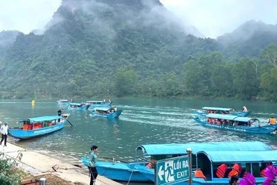 Thuyền đưa du khách tham quan động Phong Nha trong những ngày đầu xuân Ất Tỵ 2025.