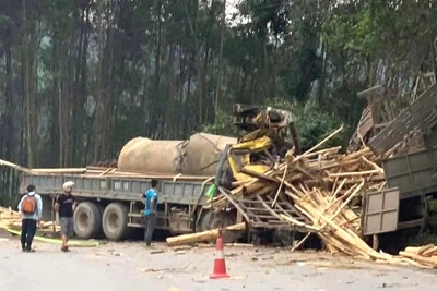 Vụ tai nạn trên đường Xuyên Á tại tỉnh Quảng Bình chiều nay làm 2 người chết, 1 người bị thương.