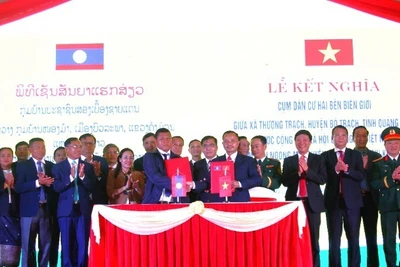 Các đại biểu lãnh đạo hai tỉnh Quảng Bình và Khammouane (Lào) chứng kiến lễ ký kết nghĩa giữa xã Thượng Trạch, huyện Bố Trạch và Cụm bản Noỏng Mạ, huyện Bua Lạ Pha. 