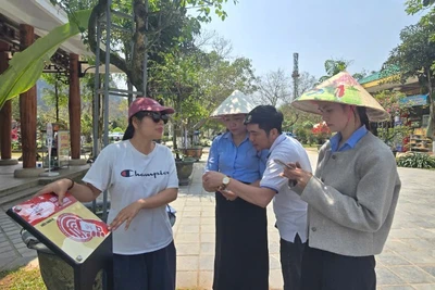Nhiều người hào hứng với dịch vụ mới sử dụng công nghệ không dây (NFC) tại Trung tâm du lịch Phong Nha-Kẻ Bàng.