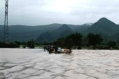 Lực lượng chức năng huyện Tuyên Hóa tìm kiếm cứu nạn người đàn ông mất tích ở xã Mai Hóa.