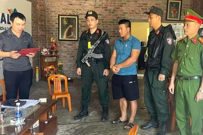 Công an thi hành lệnh khám xét khẩn cấp chỗ ở đối với Nguyễn Xuân Hùng ở xã Vạn Trạch, huyện Bố Trạch. (Ảnh: Công an cung cấp)