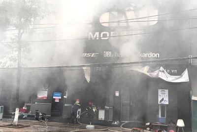 Sáng nay, đám cháy bùng phát tại cửa hàng điện thoại ở trung tâm Đồng Hới.