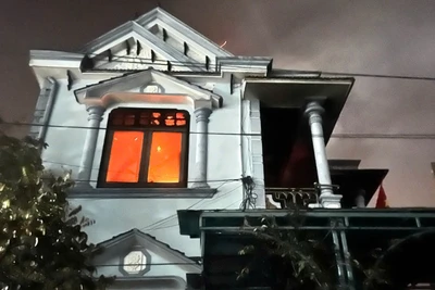 Trong đêm qua, tầng 2 của một ngôi nhà ở xã Phong Thủy đột nhiên bốc cháy.